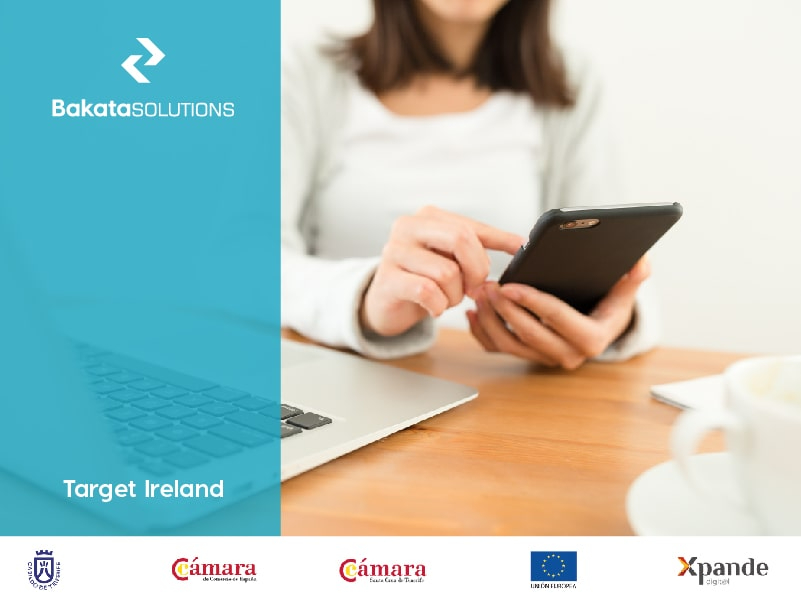 Mujer usando el móvil y haciendo scroll